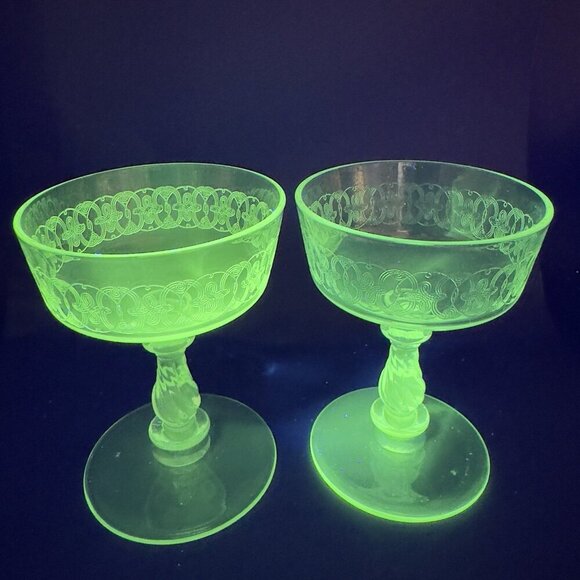 1920s Fostoria Clear Needle Etched Cloverleaf Glasses Cups Set 2 Manganese 365nm - Picture 1 of 12
